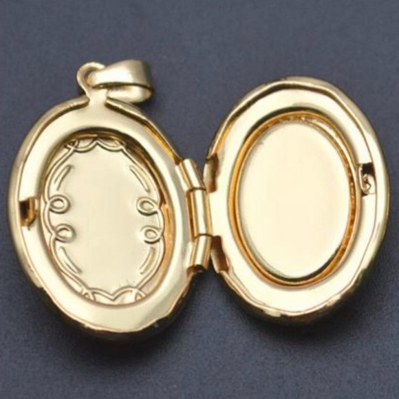 “Virgin de Guadelupe” Mary Mother of Pearl Carved Shell 18K Gold Locket Necklace - Picture 4 of 17